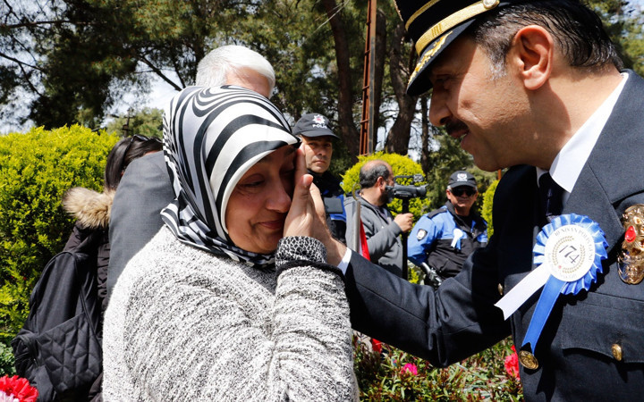 Antalya Emniyet müdürü Mehmet Ulucan şehit annesinin gözyaşlarını sildi