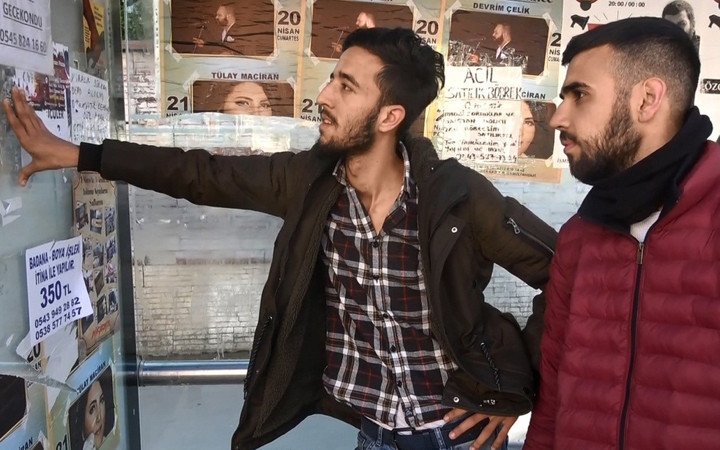 Sultangazi'de otobüs duraklarına 'satılık böbrek' ilanı astı