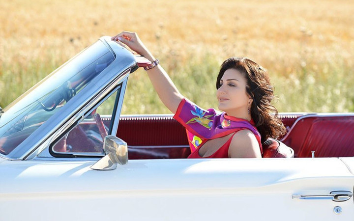 Ünlü şarkıcı Sibel Can kaza yaptı 5 araç birbirine girdi Yaralılar var