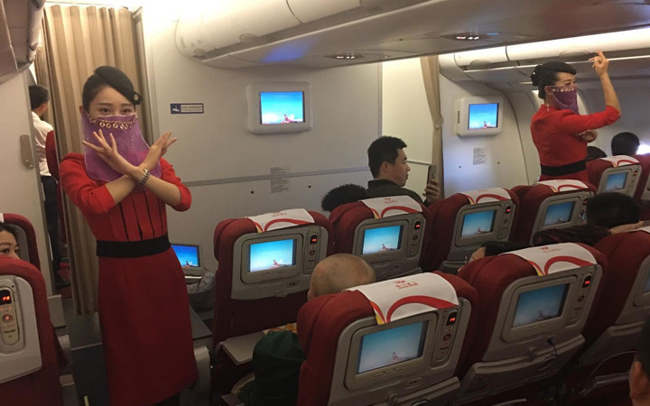 Çinli hostesler ilk Türkiye seferinde peçe takıp böyle dans etti