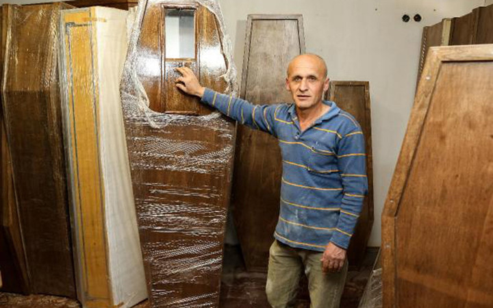 Antalyalı mobilya ustasının yaptığı tabutlar dikkat çekiyor