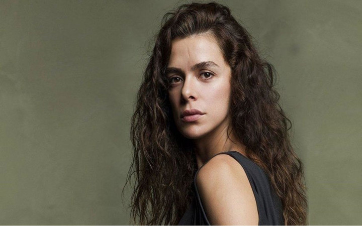 Özge Özpirinçci'nin hayvan sevgisi sınır tanımıyor! Bu sefer sümüklü böcekle poz verdi