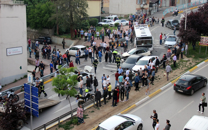 Kocaeli'de midibüsün freni boşaldı 11 araç birbirine girdi
