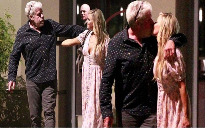 Evli olan Ron Perlman rol arkadaşı Allison Dunbar ile öpüşürken yakalandı!