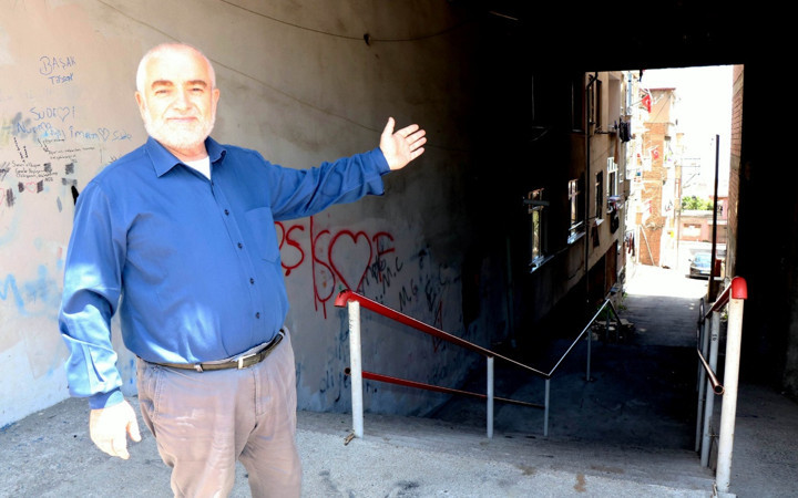 Samsun'da karadeniz fıkrası gibi apartman altından sokak geçiyor