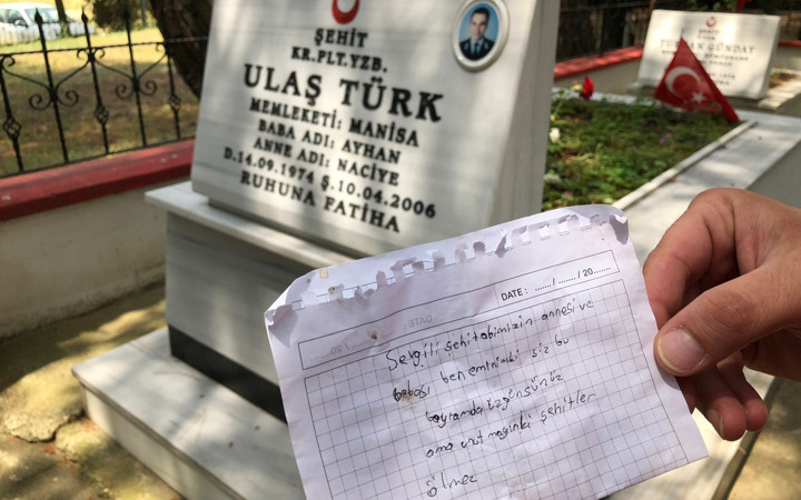 Şehit mezarına bırakılan not duygulu anlar yaşattı