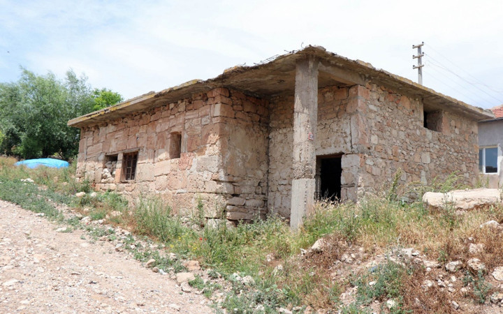 En nadide sanatla bezenmiş! 100 yıllık tarihi köy konağı harap halde