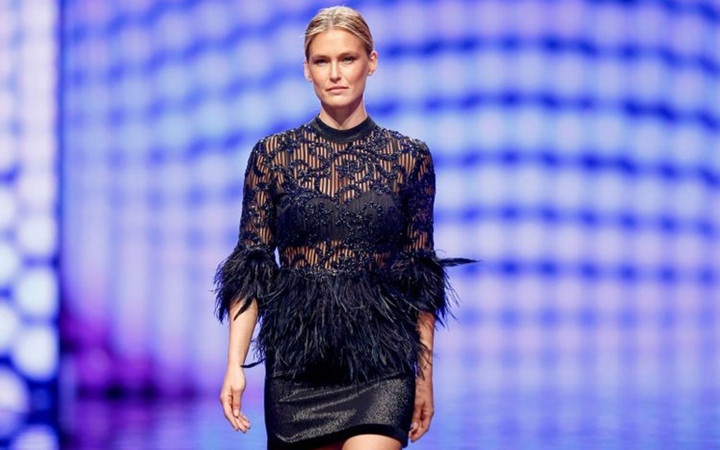 Antalya'da podyuma çıkan İsrailli model Bar Refaeli Türk gazetecilere konuştu