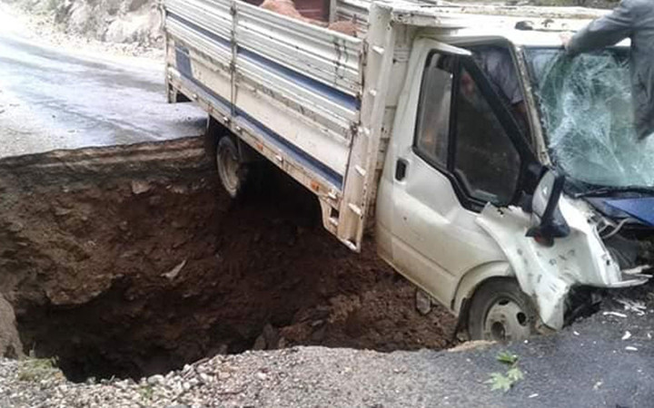 Adana'da yağış nedeniyle yol aniden çöktü seyir halindeki kamyonet çukura düştü