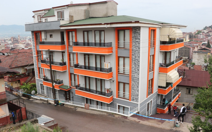 Kocaeli'de aşırı yağmurdan istinad duvarı çöktü, 25 hane boşaltıldı