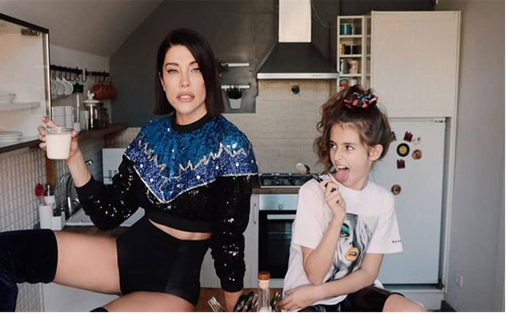 Deniz Akkaya kızıyla bikinili fotoğraf paylaştı! Kaslı vücudu sosyal medyada olay oldu