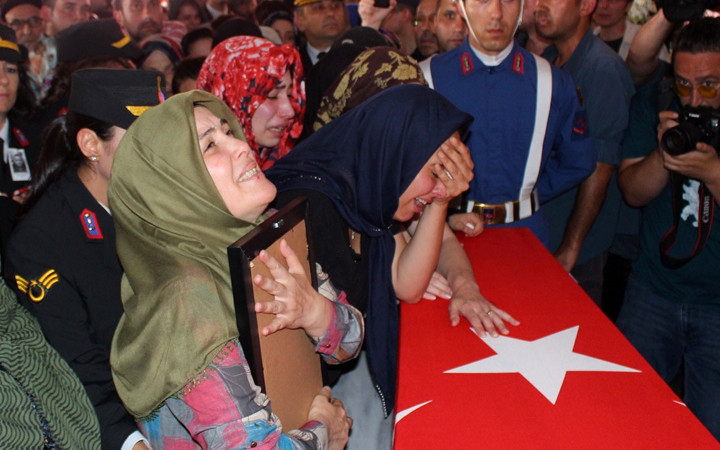 Şehit asker binlerce kişinin katıldığı törenle gözyaşlarıyla uğurlandı