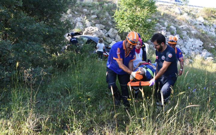 Kütahya'da otomobil şarampole yuvarlandı! Anne ile kızından acı haber geldi