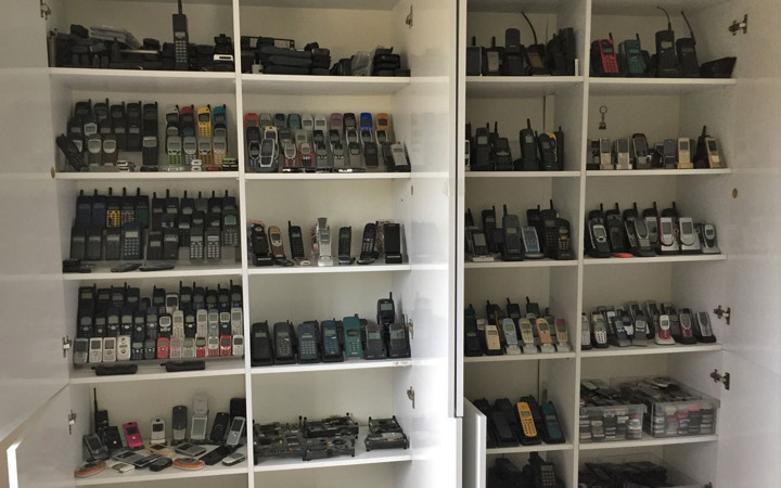 15 yılda 2 bin cep telefonu biriktirdi hepsini yatak odasında saklıyor