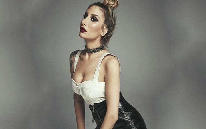 Takıntıları yüzünden ölümden dönen İrem Derici artık selülitlerini bile dert etmiyor! Selülit şov!