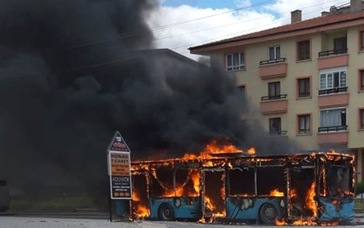 Halk otobüsü seyir halindeyken alev aldı! Cayır cayır yanan otobüs küle döndü