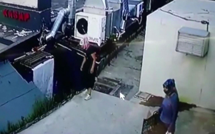 Kadın kıyafeti giyerek işyeri soymaya kalktı! Bekçiler yakaladı