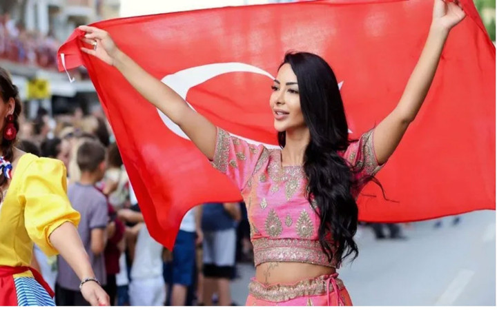 Yerli Kim Kardashian Gizem Şahin Miss Freedom of the World yarışmasının birincisi oldu!