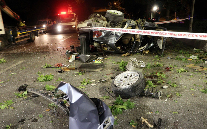 Başkentte korkunç kaza otomobil köprüden düştü parçaları ağaçta asılı kaldı