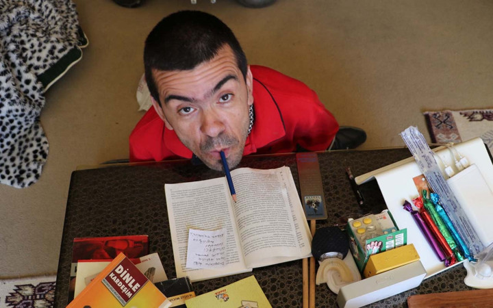 Ağzı ile tuttuğu kalemle üç üniversite bitirdi üç kitap yazdı