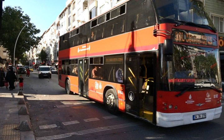 İETT şoförüne muştalı saldırı! İETT şoförüyle ile gençlerin 'kırmızı ışık' kavgası