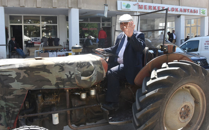 Sivas Gölova Belediye başkanı makam aracı olarak 36 yıllık traktörünü kullanıyor