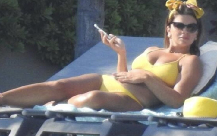 Pelin Karahan'ın sarı bikinisiyle uykusu olay oldu