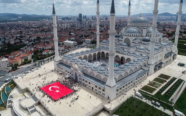 Büyük Çamlıca Camii'nde dev Türk bayrağı açıldı