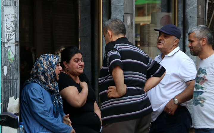 Şişli'de inanılmaz olay! Yolda yürürken kafasına çöp dolu poşet düştü