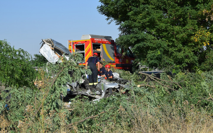 Konya'da korkunç kaza! Hafif ticari araç ağaca çarptı 3 ölü