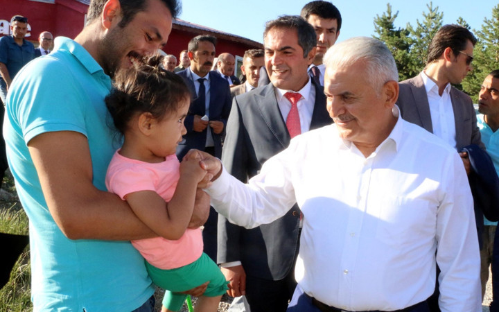 Binali Yıldırım'a memleketi Erzincan'da vatandaştan yoğun ilgi