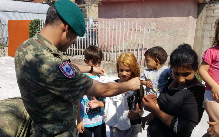 Türk askeri, Kosovalı çocukların yüzünü ‘bayramlık’ ile güldürdü