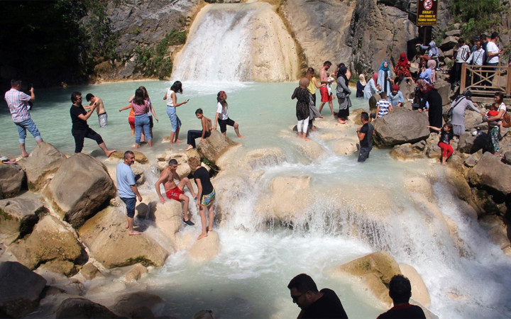 Karadeniz'in sodalı gölü  bayramda ziyaretçilerle doldu taştı