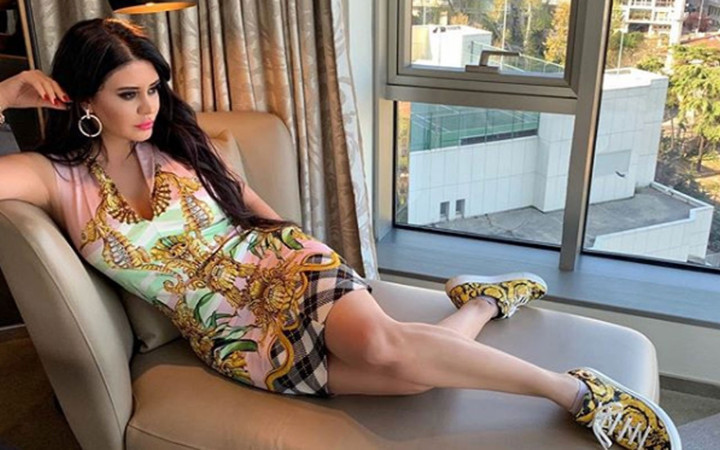 Seksi şarkıcı Ebru Polat'ın havuz pozu ve yorumu yıktı geçti!