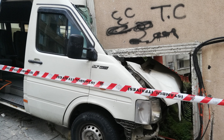 Kağıthane'de kontrolünden çıkan minibüs bina duvarına çarparak durdu!
