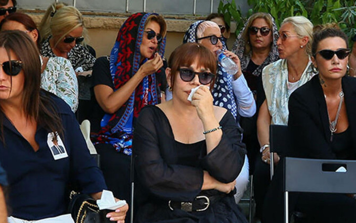 Sezen Aksu, babasını son yolculuğuna uğurladı