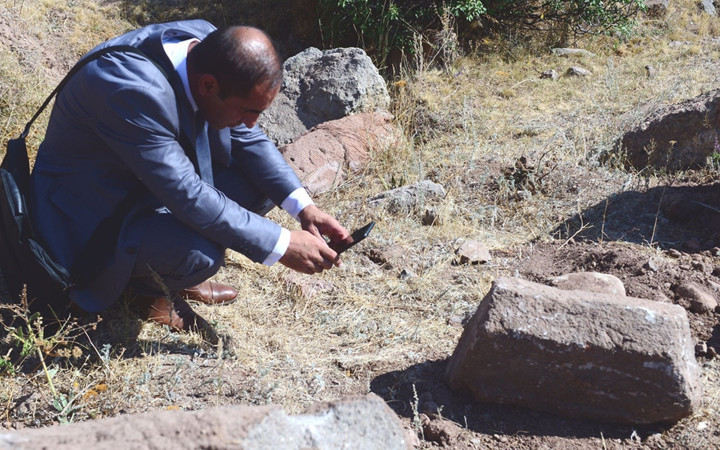 Erzurum'da çukur kapatmak isteyen arkeologlar tarihi Türk tamgaları buldu