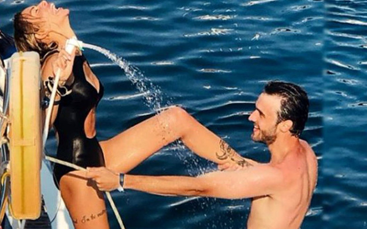 Eliz Sakuçoğlu sevgilisinin kucağına atlayıp öpücüklere boğdu tepki çekti