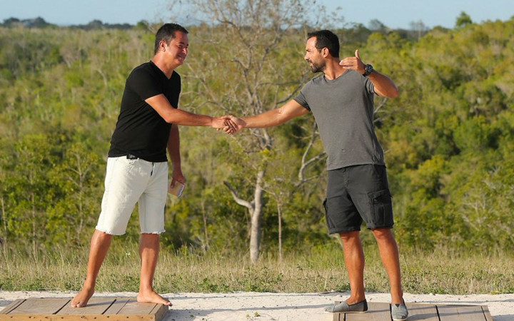 Eşini öpücüklere boğdu! Acun Ilıcalı'nın Survivor partneri Sakis Türkiye tatilinde