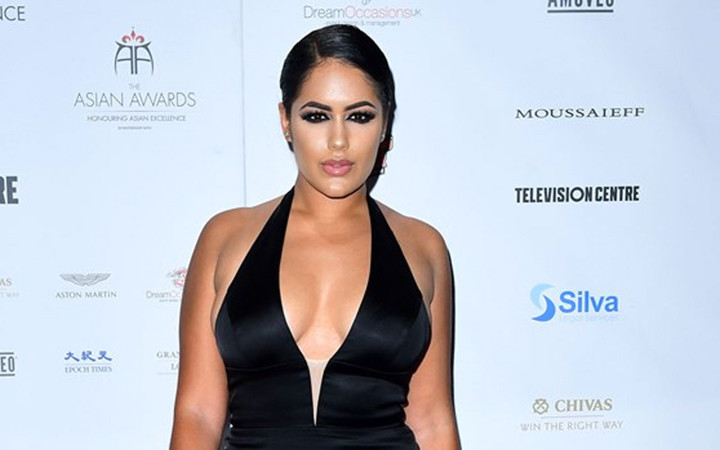 Aşk Adası'nın güzel yarışmacısı sokak ortasında iç çamaşırlarıyla gezdi