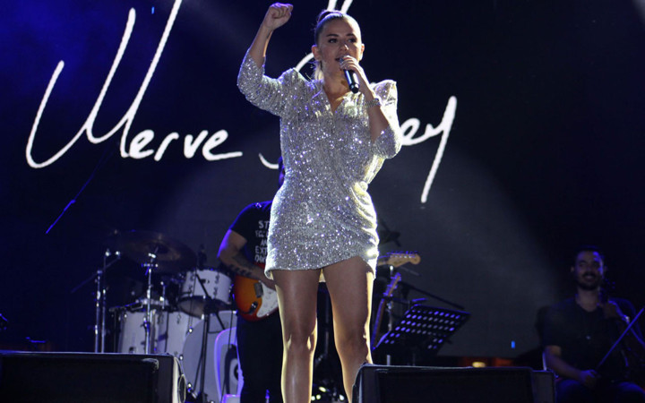 Merve Özbey sevgilisi Kenan Koçak ile evleniyor sosyal medyadan duyurdu