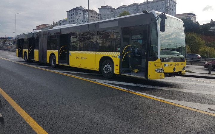 Haliç Köprüsü üzerinde metrobüs kazası! Yaralı yolcular var