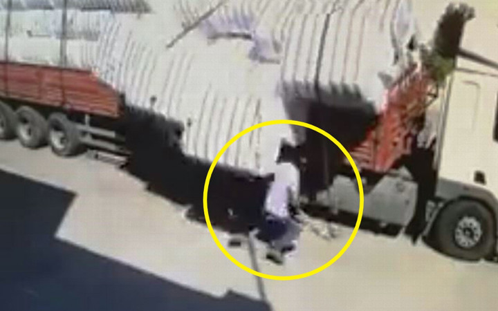 Şanlıurfa'da bir kişi pamuk balyalarının altında kalıp ağır yaralandı