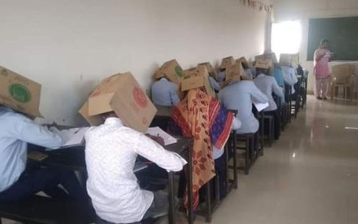 Hindistan'nın Hababam Sınıfı! Öğrenciler kapya çekmesin diye...