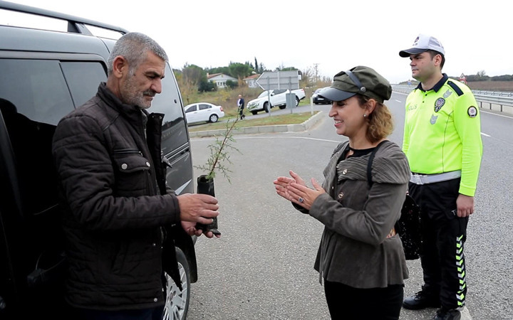 Edirne'de trafik cezası yazılacağını sanan sürücü fidan dikti