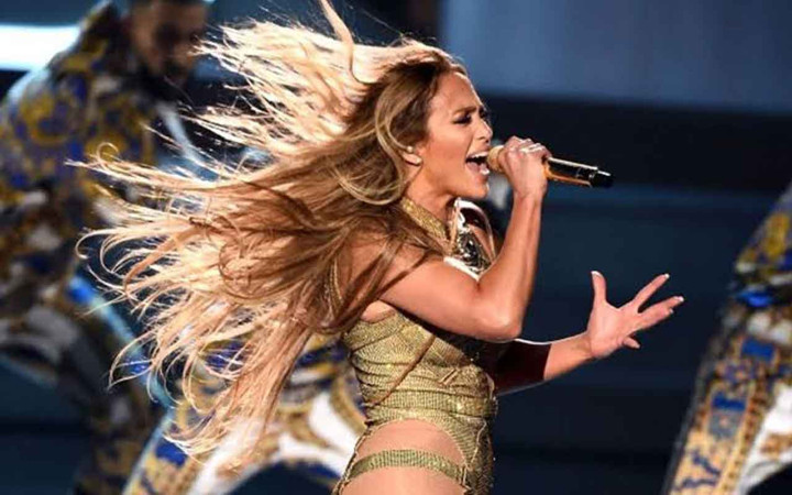 Jennifer Lopez beyaz taytıyla görenleri hayran bıraktı! Bakan bir daha baktı