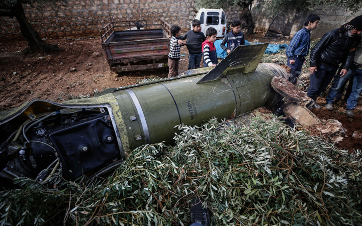 Esed rejimi İdlib'de okulu vurdu 4'ü çocuk 8 ölü