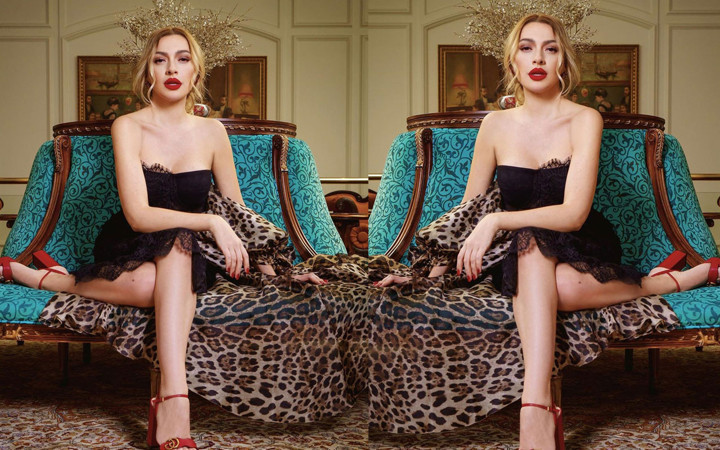 Hadise derin göğüs dekolteli kırmızı elbisesiyle herkesi büyüledi! Olay pozlar