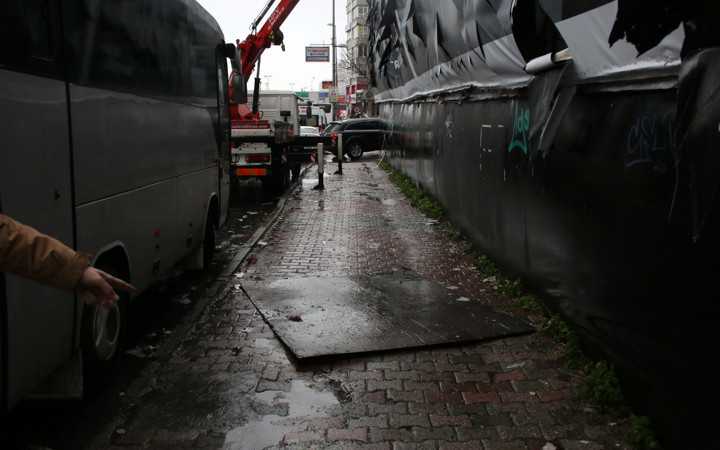 İstanbul Şişli'de reklam panosundan kopan parça kafasına düşen kişi öldü