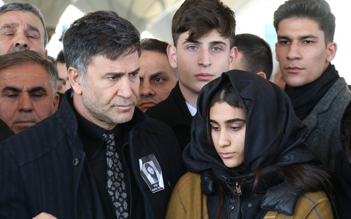 Şarkıcı İzzet Yıldızhan'ın annesi toprağa verildi